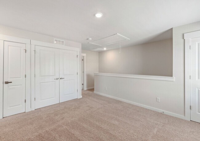 Building Photo - Beautiful 3 Bedroom with 2.5 Baths and 2-Car Garage.
