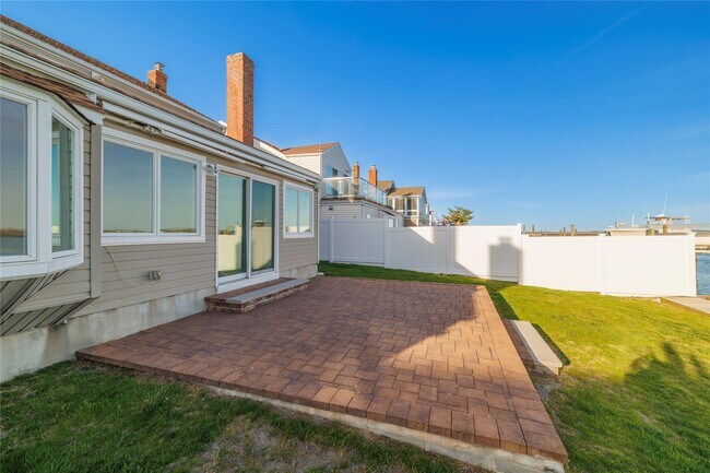 Building Photo - 4047 Greentree Dr