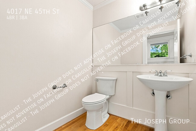 Building Photo - 4017 NE 45th St