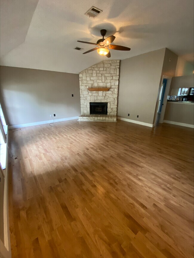 Building Photo - 702 Spring Hollow Dr