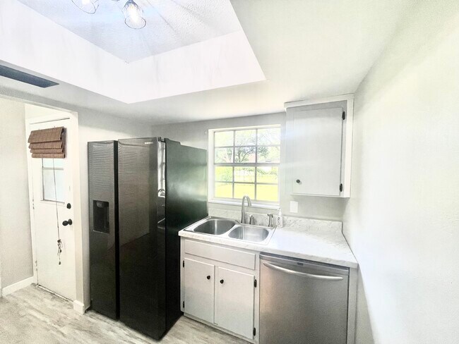 Building Photo - 6930 Woodley Dr