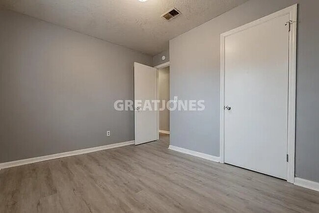 Building Photo - 428 W Lakeside Ave