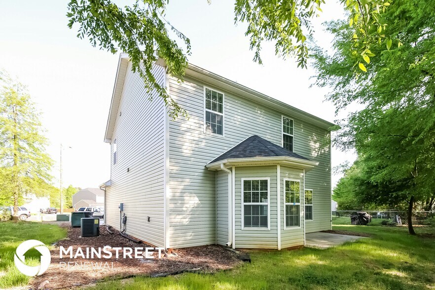 Building Photo - 4505 Stephen Oaks Way