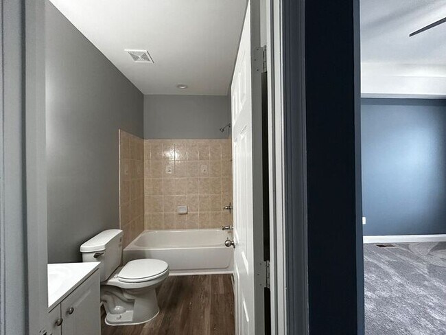 Building Photo - 3 Bedrooms Plus den