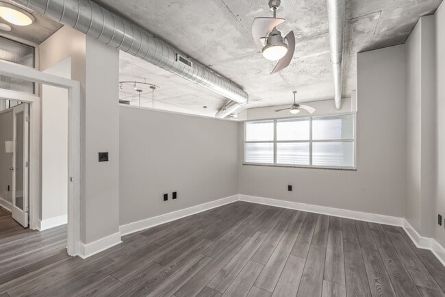 Building Photo - Stylish Uptown 2BD Condo with Balcony, Par...