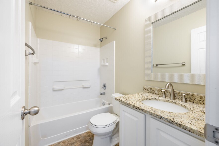 Building Photo - 8104 Valley Oak Dr