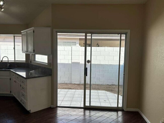 Building Photo - 15822 N 5th Ave