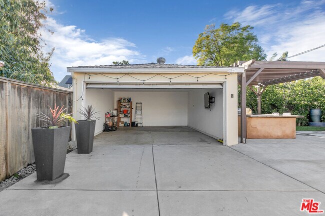 Building Photo - 6701 Blewett Ave