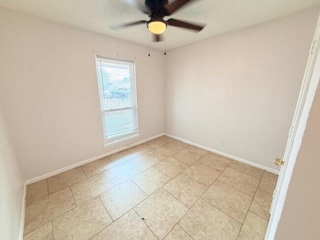 Building Photo - Nice 4 BR, 1.5 Bath w/ Large Back Yard