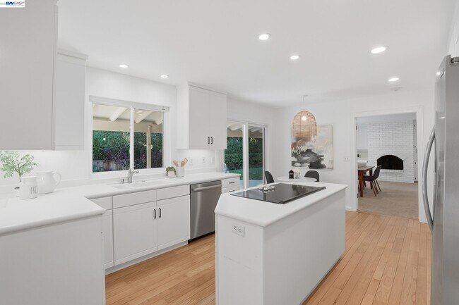 Building Photo - 2402 Royal Oaks Dr