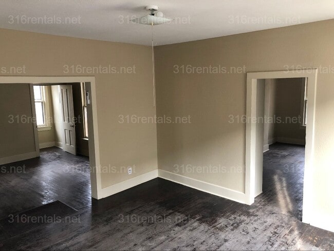 Building Photo - $1100  - 3 bed 1 bath - Single Family Home