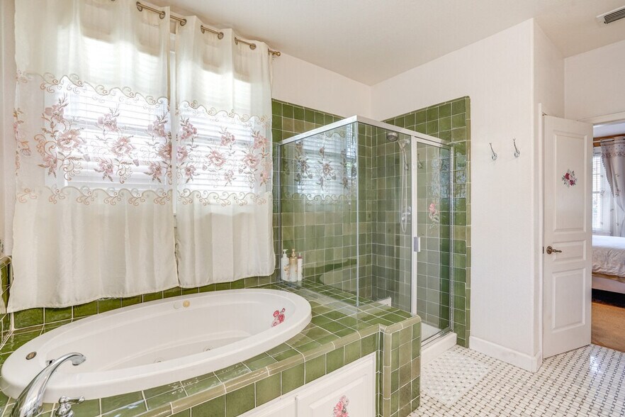 Building Photo - 1148 Promenade St