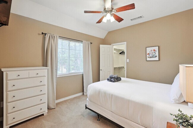 Building Photo - 2532 Hickory Ridge Dr