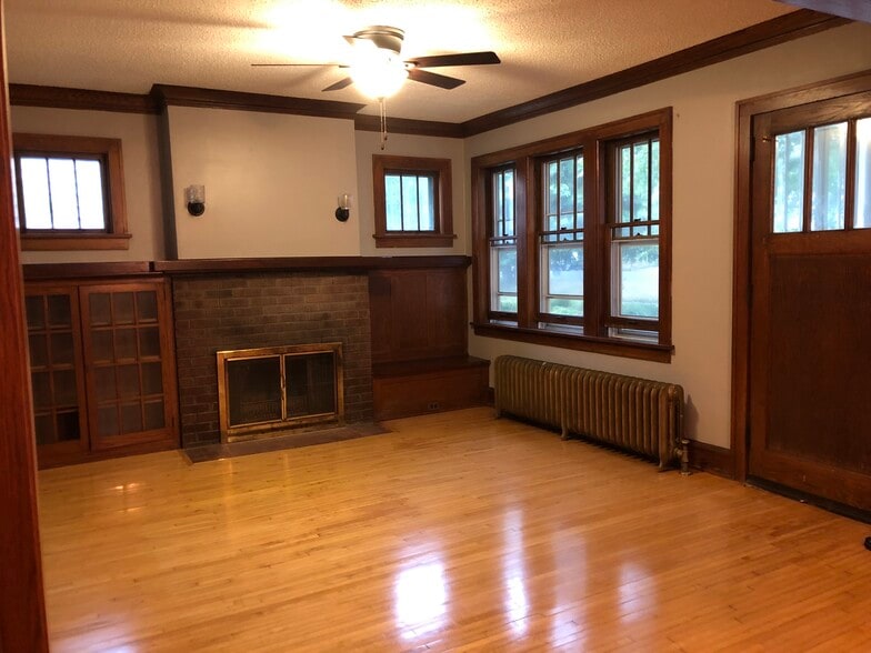 Front/livingroom - 318 Kenilworth Ave