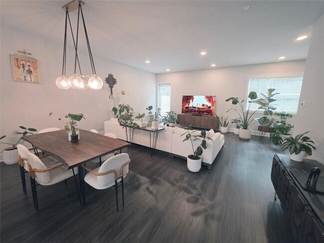 Building Photo - 8020 Linfield Way
