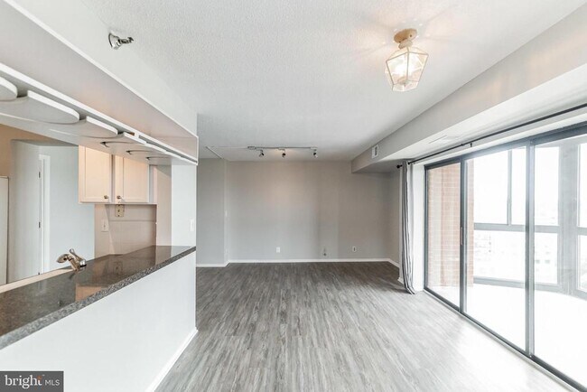 Building Photo - 900 N Stafford St