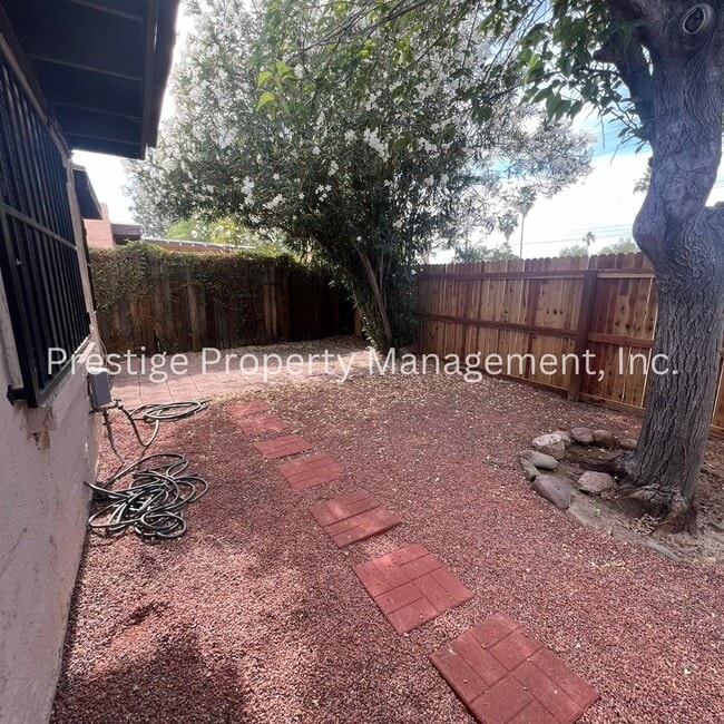 Building Photo - !!Charming Townhome With Fenced Yard!!