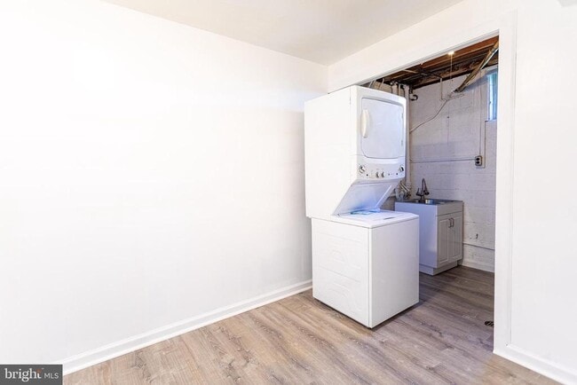 Building Photo - 4203 Lyons St