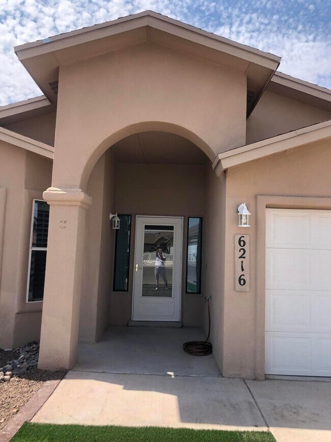 Building Photo - 6216 Lovebird Ln