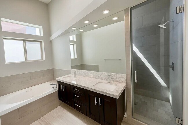 Building Photo - Rare 4-Bedroom Find in Redondo Beach