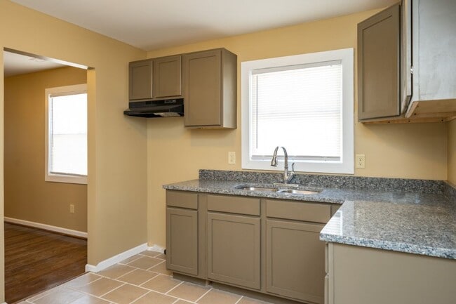 Building Photo - Move-In Ready Modern Makeover! Spacious 4-...