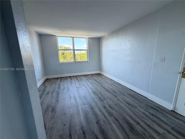 Building Photo - 3660 NE 166th St