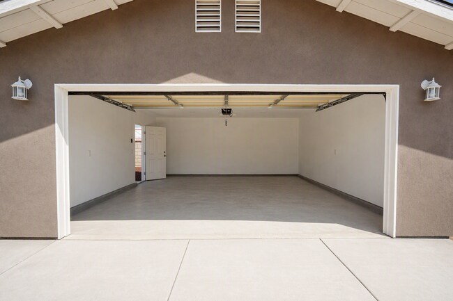 Building Photo - 4805 Charlotte Way