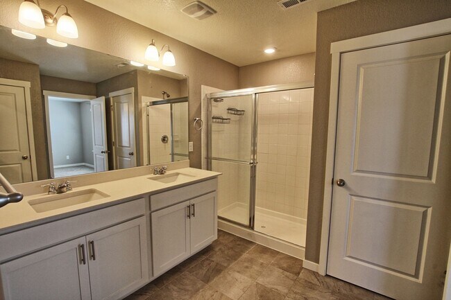 Building Photo - 6 bed 4 bath 3 car garage Crystal Valley Ranch house