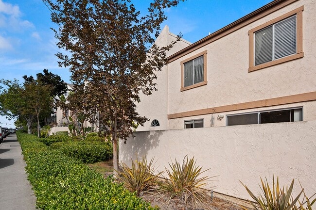 Building Photo - Spacious 4-Bedroom 2.5-Bathroom Townhome 5...
