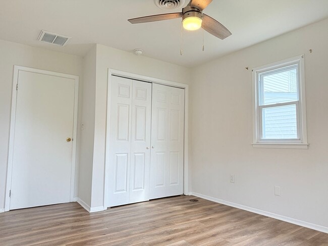 Building Photo - 2 bed, 1 bath Seaford Home with a Private Yard!