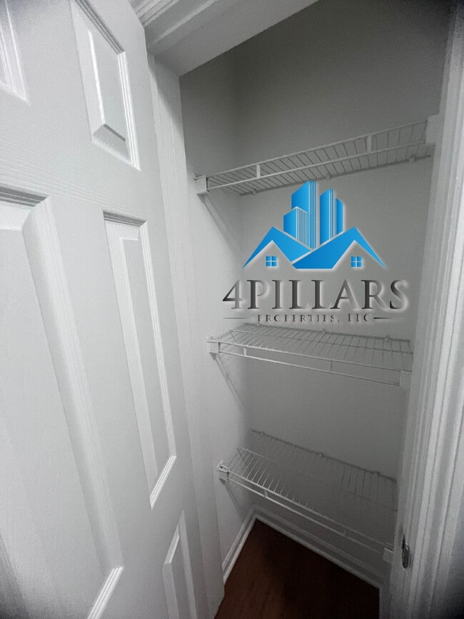 Building Photo - 403 Kenwood St