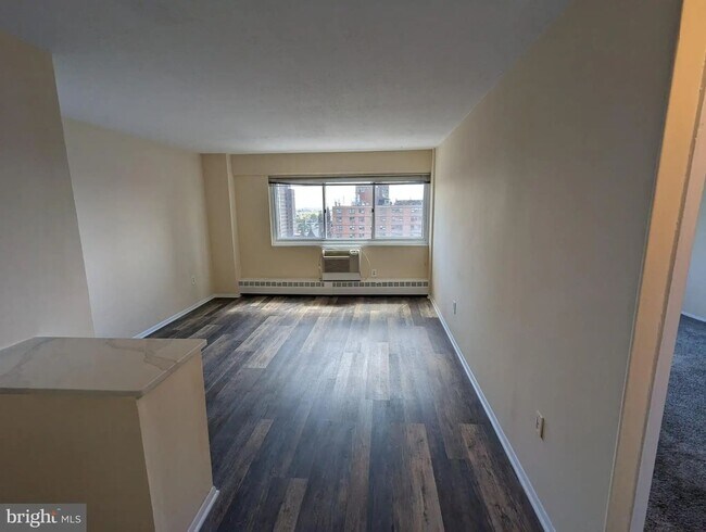 Building Photo - Available Now - High-Floor 1-Bedroom Condo at RiverWest in Center City