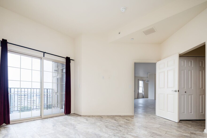 Building Photo - 475 W 12th Ave