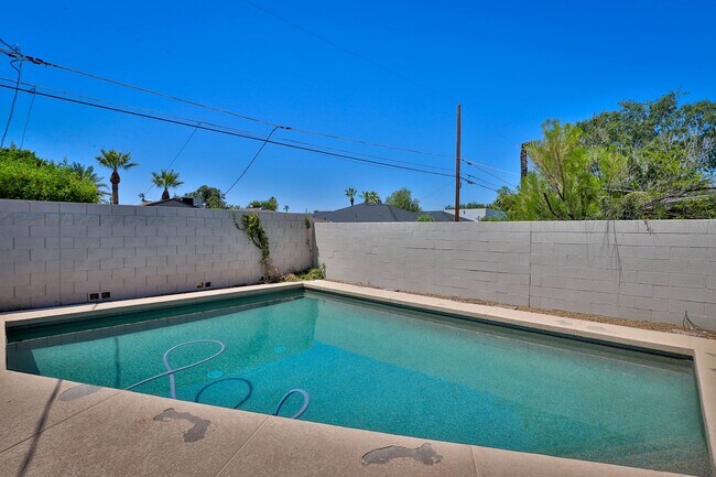 Building Photo - 3 Bedroom + den with pool