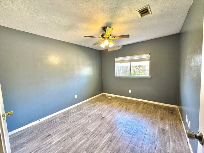 Building Photo - 15807 Pilgrim Hall Dr