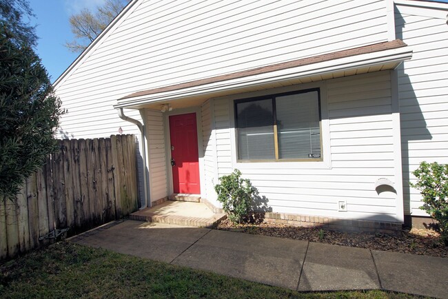 Building Photo - Central Niceville Location