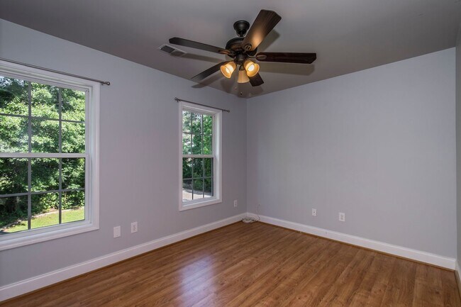 Building Photo - Rare opportunity to rent on LAKE MURRAY!