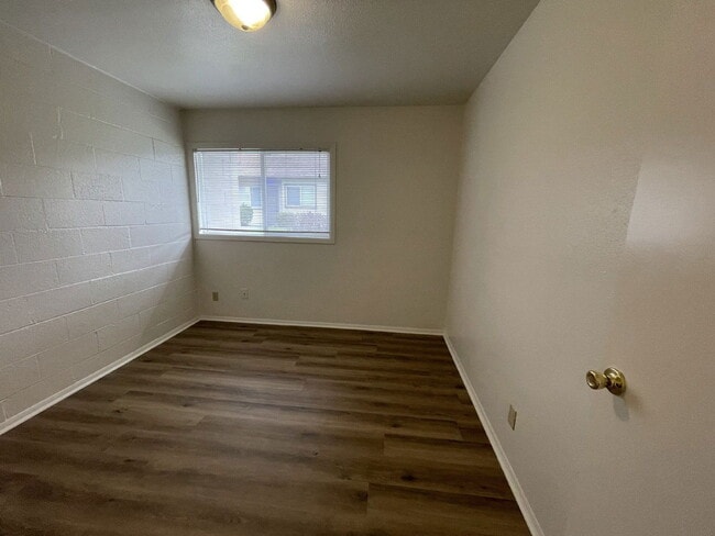 Building Photo - 803 NE Alameda Ave