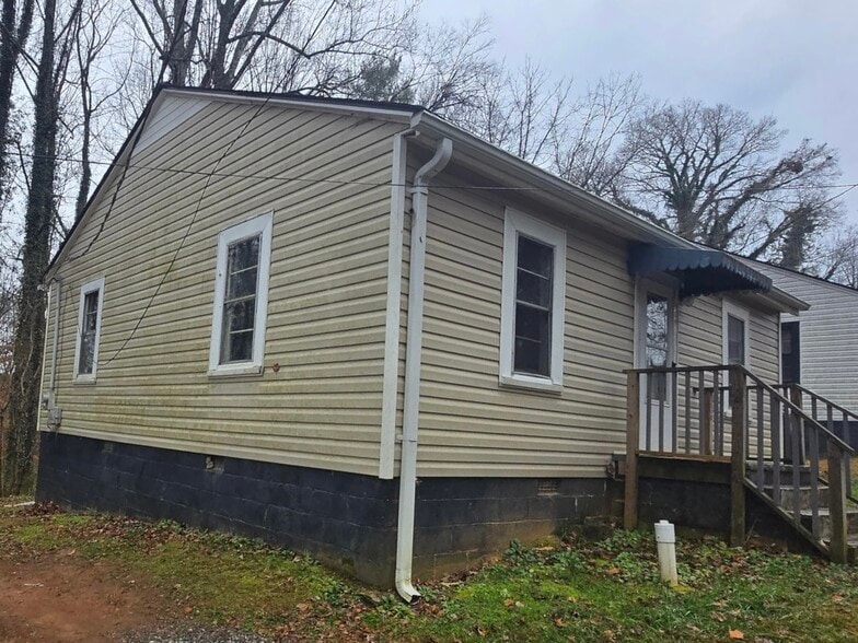 Building Photo - 606 M St