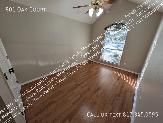 Building Photo - 801 Oak Ct