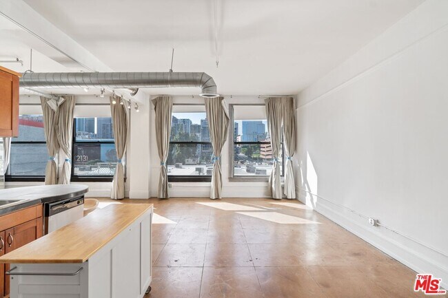 Building Photo - 108 W 2nd St