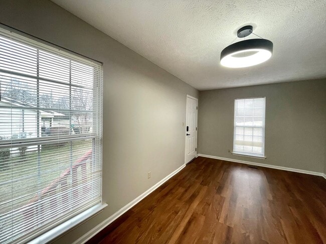 Building Photo - Move In Special : 1st Month Rent Only $644.50 !