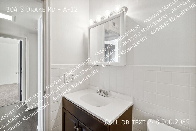 Building Photo - 304 S Drake Rd