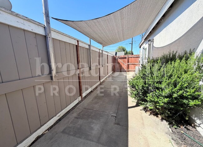 Building Photo - 702 Pitman St