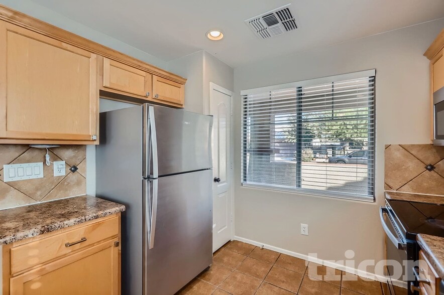 Building Photo - 25841 W Valley View Dr