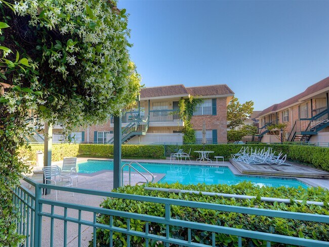 Building Photo - 845 Augusta Dr