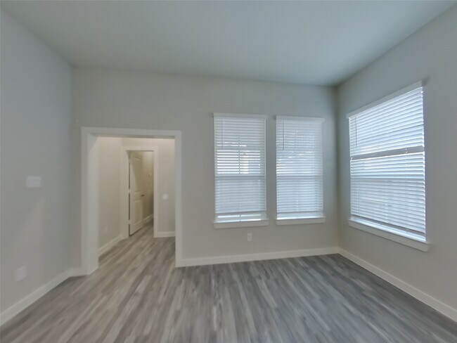 Building Photo - 9835 Willow Creek Commerce Dr