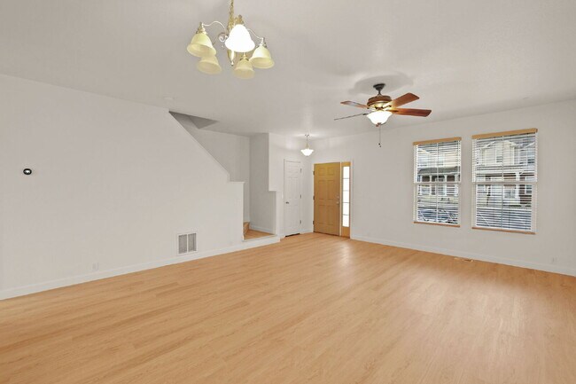 Building Photo - Well maintained pet friendly townhome, close to downtown.