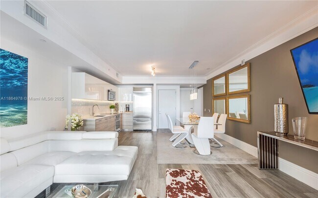 Building Photo - 1300 Brickell Bay Dr