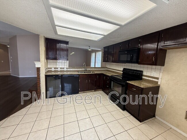 Building Photo - 1608 W Fort Worth St